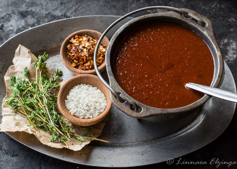 Simple paleo barbecue sauce to make delicious beef or pork ribs! 